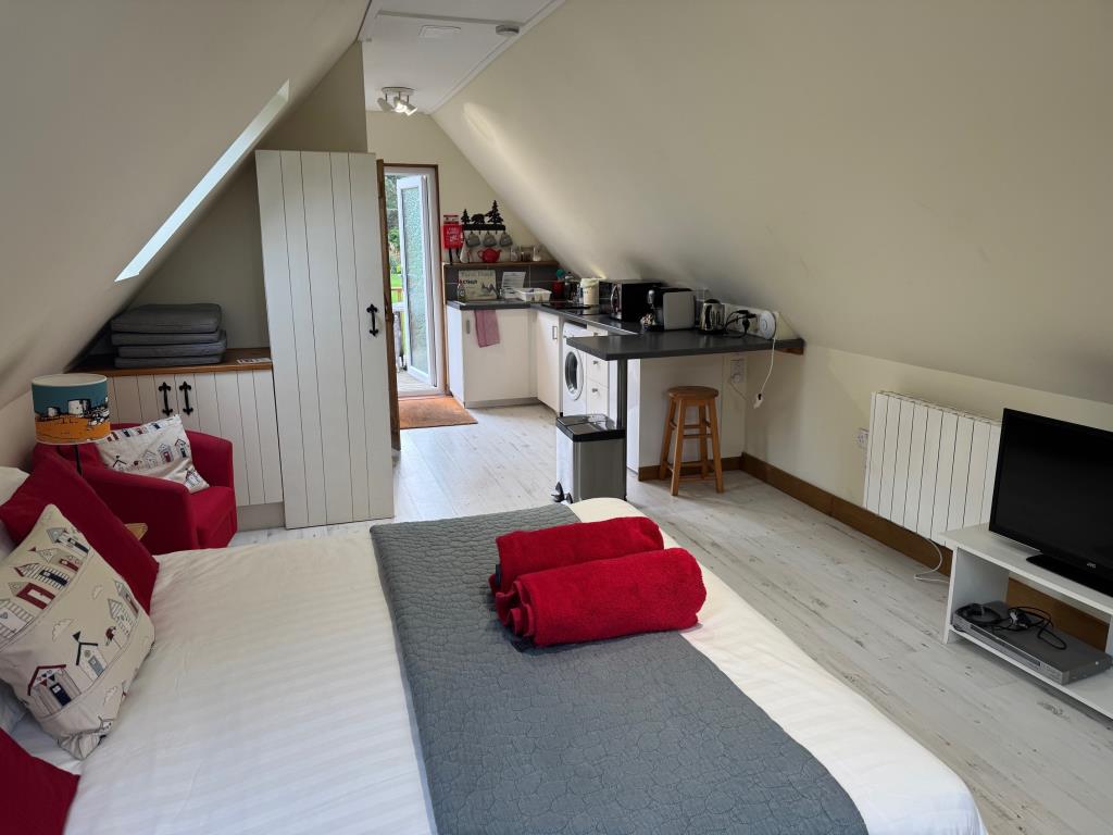 Lot: 43566 - COUNTRY ESTATE COMPRISING 5 BEDROOM MANOR HOUSE, WEDDING VENUE WITH 7 BEDROOM HOUSE, 6 ECO LODGES, 5 COTTAGES, 2 TENNIS COURTS, WORKSHOP AND ANCILLARY ACCOMMODATION - SET IN OVER 20 ACRES - Studio-open plan living room-bedroom-kitchen